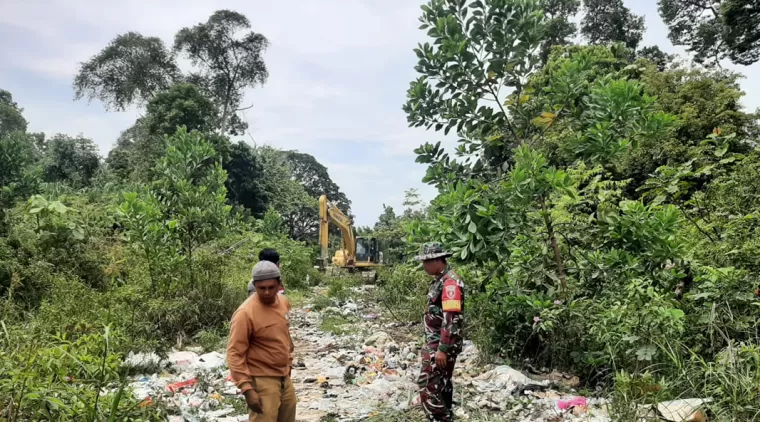 Satgas TMMD 122 Bersama Warga Melaksanakan Pembersihan Sampah