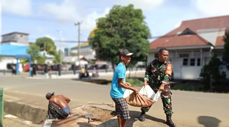 Satgas TMMD 122 Bersama Warga Melaksanakan Perbaikan Jembatan Koramil-01/SSY