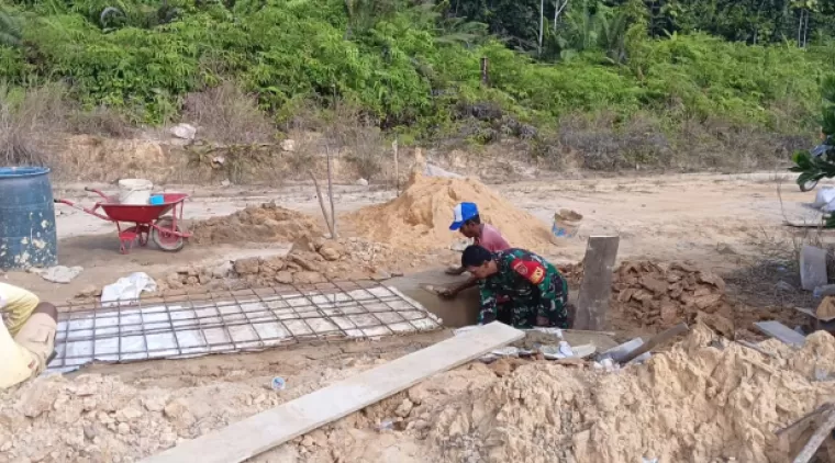 Satgas TMMD 122 Gotong Royong Pembuatan Gorong-gorong Jembatan Bersama Masyarakat