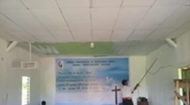 Satgas TMMD 122 Kodim 0914 Tana Tidung Mengecat Atap Dalam Gereja GPDI