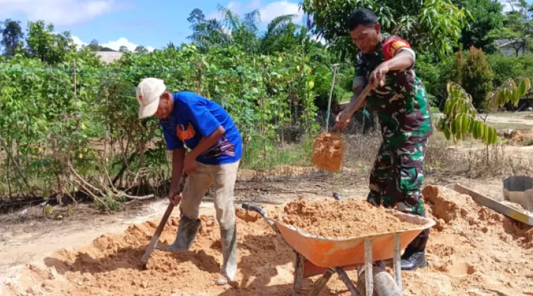 Satgas TMMD 122 Kodim 0914/TNT Bersinergi bersama Masyarakat Mengangkut Material