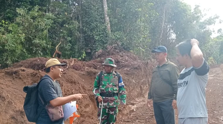 Satgas TMMD 122 Kodim 0914/TNT Dampingi Anggota PU  ke Tititk Sasaran Fisik Pembukaan Badan Jalan di Desa Sebidai