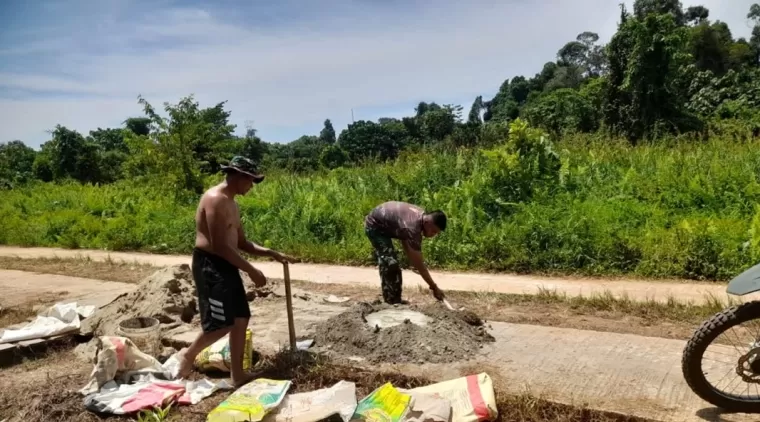 Satgas TMMD 122 Kodim 0914/TNT Lansir Material Terakhir Untuk Pembuatan MCK Bapak Gatot