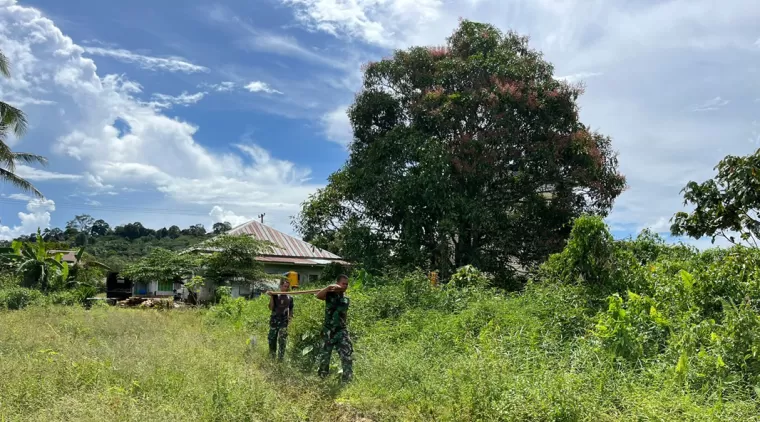 Satgas TMMD 122 KODIM 0914/TNT Melaksanakan Mobilisasi rehab RTLH Bapak Jimmy