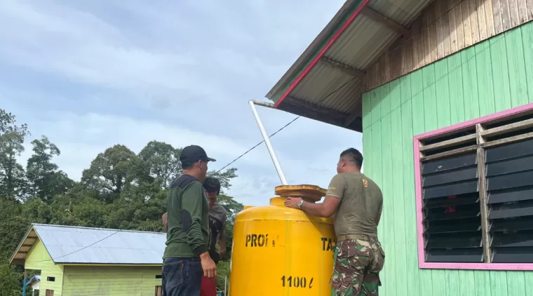 Satgas TMMD 122 Laksanakan  Pemasangan Pipa Air Pada Tandon Sumur Bor 3 Desa Mendupo