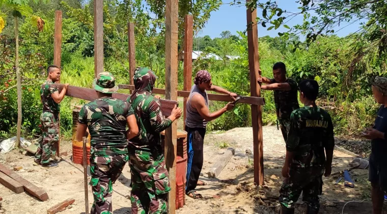 Satgas TMMD 122 Melaksanakan Pembuatan Rangka Tondon Penampungan Air Bersih  di Desa Buong Baru Kampung Kasai