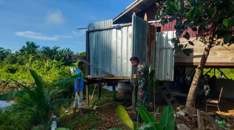 Satgas TMMD 122 Mobilisasi Pembuatan MCK  di Desa Sebidai