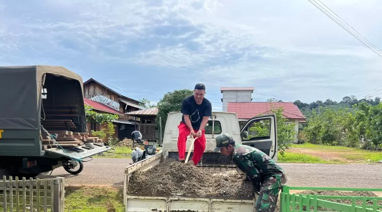 Satgas TMMD 122 Turunkan Material Pasir Untuk Perbaikan Poskotis Di Desa Sebidai