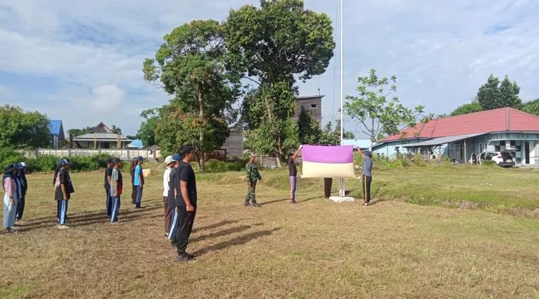 Satgas TMMD Melaksanakan Pelatihan Pengibaran Bendera kepada Siswa Siswi Desa Sebidai