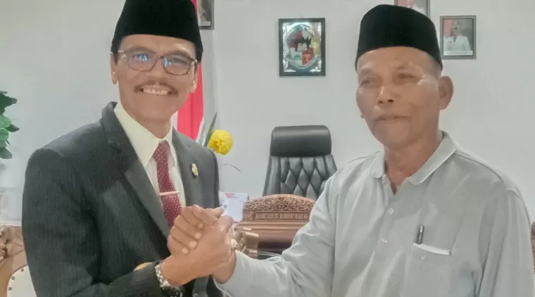 Calon bupati kabupaten Limapuluh Kota Safaruddin salam komando dengan Nasir, baru-baru ini.