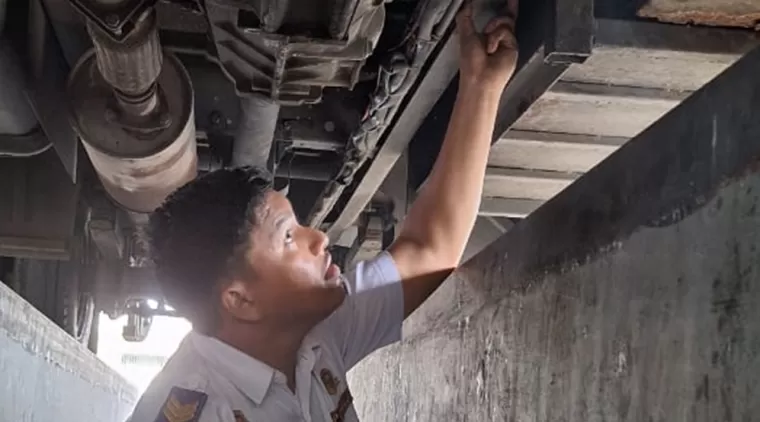 etugas Keur sedang melaksanakan tugas di UPTD Keur Kota Pariaman.