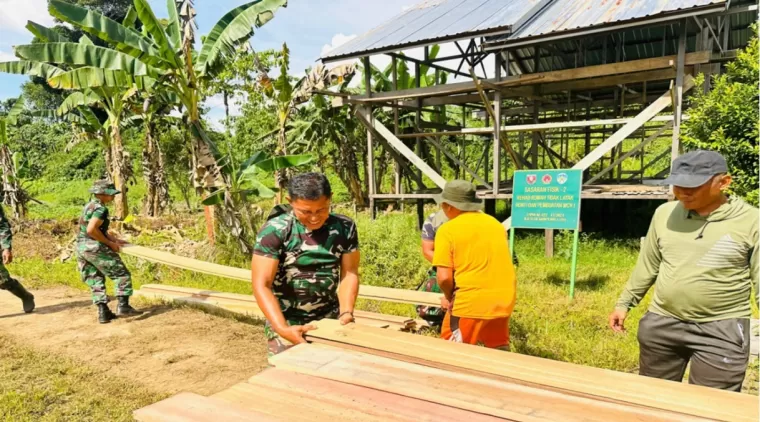 Terik Matahari Tak Redupkan Semangat Satgas TMMD Kodim 0914/TNT