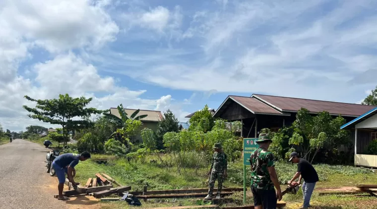 Terik Matahari Tak Surutkan Semngat Satgas TMMD 122 Kodim TNT Percepatan Pembangunan Gereja GPDI di Desa Sebidai