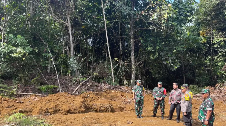 Tim Wasev Melakukan peninjauan Sasaran Fisik TMMD 122 Pembukaan Jalan di Desa Sebidai