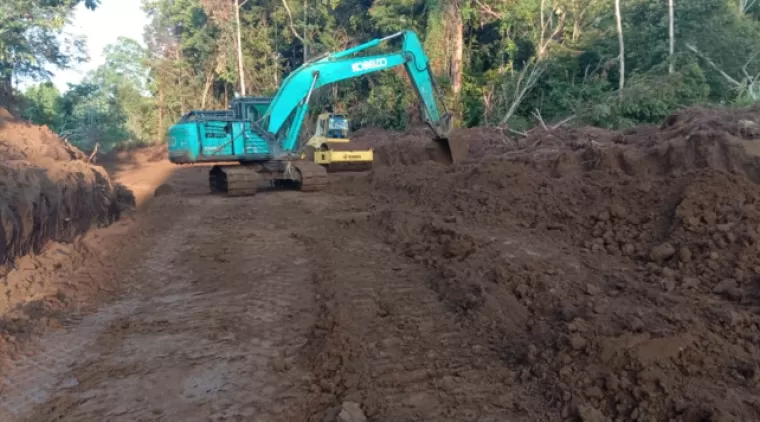 TMMD 122 Pembukaan Badan Jalan Mencapai 63 Persen di Desa Sebidai