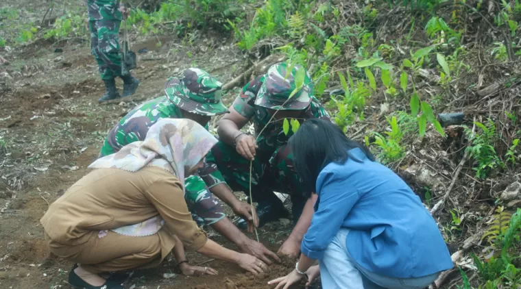 Upaya Nyata Pelestarian Alam Satgas TMMD 122 Tanam Pohon Dilokasi TMMD