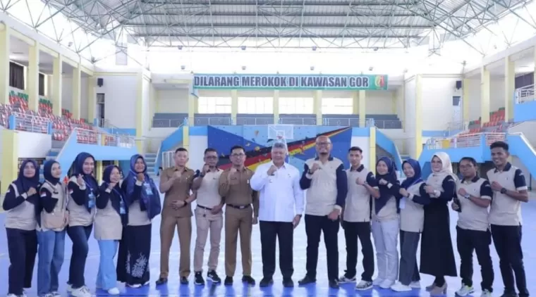 Wako Zul Elfian Umar (tengah baju putih) diacara Pentas Pesona Tahun 2024 di GOR Alimin Siapa Kota Solok.