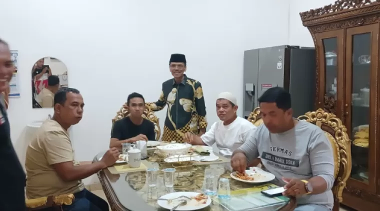 Roni Djunaidi (45) salah seorang warga kenagarian Mungka, kabupaten Limapuluh Kota bersama calon bupati Safaruddin kepada sejumlah wartawan di kediamannya, Selasa 29 Oktober 2024.