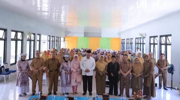 Wako Zul Elfian Umar (tengah baju putih) diacara pembukaan Bundo Kanduang Masuk Sekolah di SMPN 6 Kota Solok