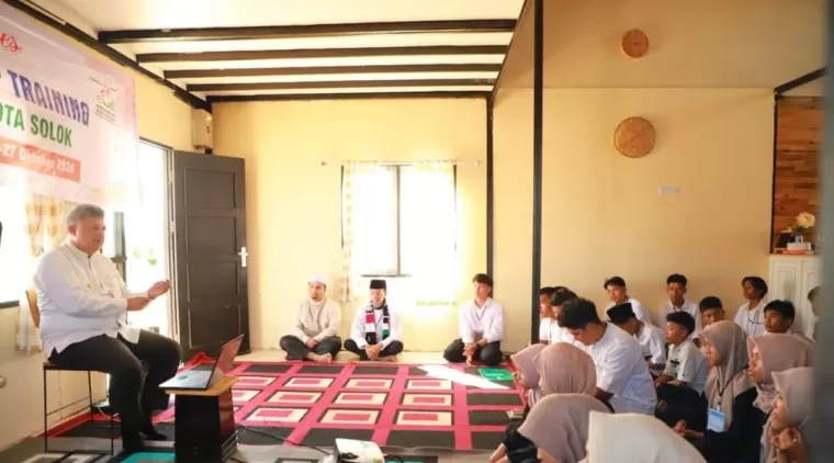 Wako Zul Elfian Umar (kiri) memberi motivasi dihadapan Remaja Masjid Kota Solok