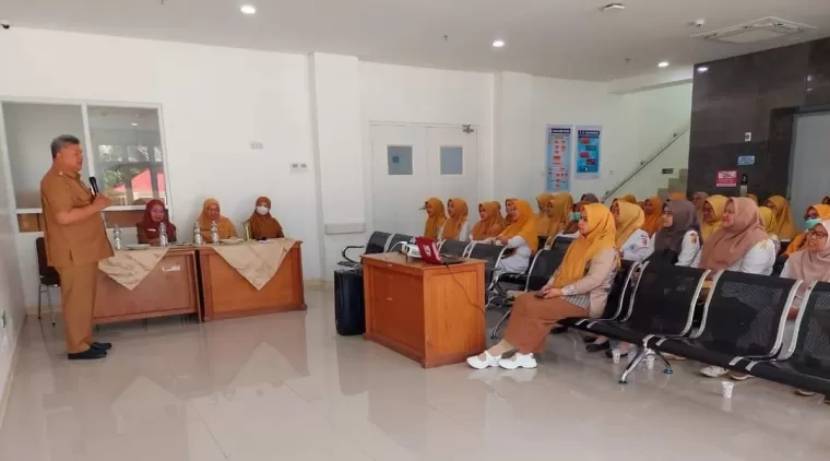 Wako Zul Elfian Umar (kiri) diacara sosialisasi PMPK dan HPK di RSUD Serambi Madinah Kota Solok