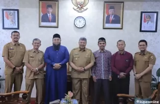 Wako Zul Elfian Umar didampingi Kabag Kesra Feri Hendria, Kabag Prokomp, Deddy Agung Pertama dan Ketua Baznas H. Zaini, bersama Ustad Ridwan dan Ustad Rido,