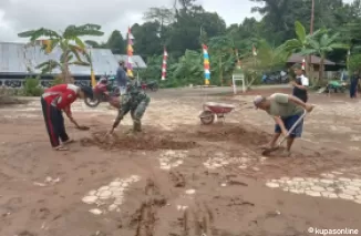 Bersama Warga, Gotong Royong Membersihkan Lokasi TMMD 122 Kodim 0914/TNT