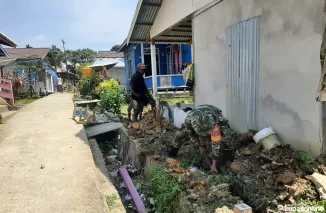 Bersama Warga Satgas TMMD 122 Gotong Royong Penggalian Pipa Air Bersih