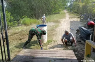 Bersama Warga, Satgas TMMD 122 Melaksanakan Kerja Bakti di Wisata Mangrove