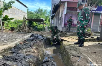 Bersama Warga, Satgas TMMD 122 Melaksanakan Pemberishan Parit di Desa Sebidai