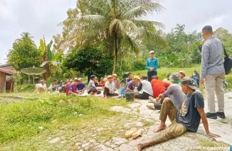 Safaruddin Dt. Bandaro Rajo bersama tokoh masyarakat, pemuda dan seratusan warga setempat lainnya, adakan bersih-bersih di jorong Taratak, nagari Kubang, kecamatan Guguak, Jumat 4 Oktober 2024.