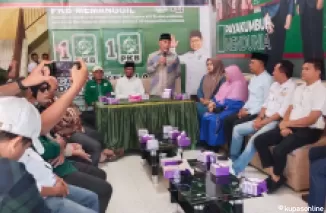 Cagub Sumatera Barat periode 2024-2029 Mahyeldi Ansharullah beserta rombongan bergeleria keliling kota Payakumbuh, Selasa 8 Oktober 2024.