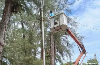 Teknisi ALKAL/PJU sedang melakukan perbaikan kabel.PJU di Pantai Cermin.(Trisnaldi)