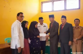 Staf Ahli Bupati, Safrudin didampingi Ketua Baznas,H.Edwar dan Pejabat lainnya, menyerahkan bantuan kepada salah seorang keluarga korban longsor tambang emas Sungai Abu