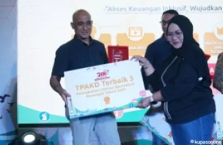 Pjs Bupati Solok, diwakili Staf Ahli Bid.Ekononi,Keuangan dan Pembangunan, Eva Nasri (kiri), menerima Penghargaan dari OJK Prov Sumbar.