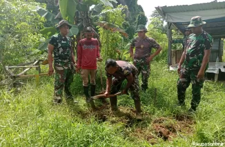 Dengan Semangat Gotong Royong Satgas TMMD 122 Kodim 0914/TNT Bersihkan Area RTLH