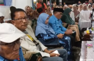 Idham Syamanta bersama tokoh dari Lumbukan Patakumbuh Selatan Asrar Dt. Leloanso (dibelakang oakai topi hitam), H. Asmadi Thaher dan calon walikota Supardi bersama istri di acara pelantikan relawan Payakumbuh Barat, baru-baru ini.