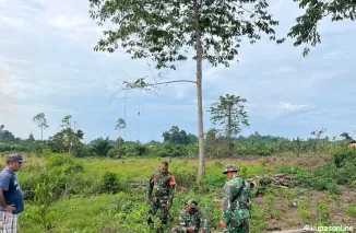 Gotong Royong Satgas TMMD 122 Melaksanakan Penyambungan Aliran Air Kesawah