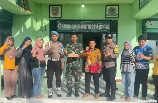 HUT TNI ke-79 Satgas TMMD Menerima Kunjungan Anggota Polsek dan Kades Dilokasi TMMD