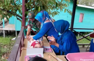 Kader Posyandu Bersama Satgas TMMD 122 Melakukan Pemeriksaan Bayi dan Balita di Desa Sebidai