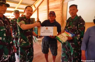 Ketua Tim Wasev  Serahkan Bantuan Sembako di lokasi TMMD 122