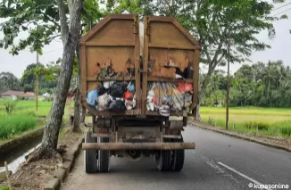 Salah satu kontainer tempat sampah yang rusak saat melewati jalur Simpang Apar-Cubadak Air. (Trisnaldi).