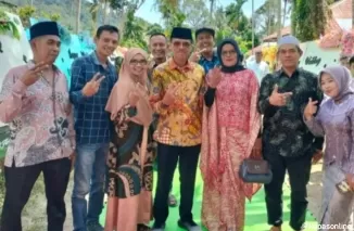 Akrap, kelompok tani Melati 1 jorong Padang Bungo nagari Andiang, sekaligus ketua gapoktan Mekar Sari nagari Andiang Jusmiwati, foto bersama dengan calon bupati periode 2024-2029 Safaruddin Dt. Bandaro Rajo, baru-baru ini.