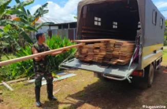 Material Papan Kayu Terus Didatangkan Dilokasi TMMD 122