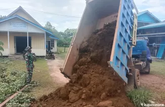 Material Tanah Timbunan di Drop Untuk Penimbunan Jembatan DiLokasi TMMD