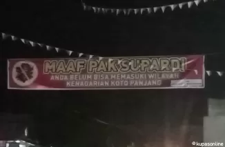 Spanduk bertuliskan, Maaf pak Supardi anda belum bisa memasuki wilayah kenagarian Koto Panjang  tertanda anak nagari.