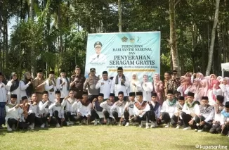 Momen Hari Santri Nasional, Pemkab Serahkan Seragam Gratis Untuk 3.354 Santri Solsel