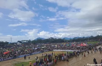 Membludak memadati arena gelanggang pacu kuda piala Gubernur Sumbar tahun 2024, di Kubu Gadang, kelurahan Tiakar, kecamatan Payakumbuh Timur, Minggu 13 Oktober 2024.