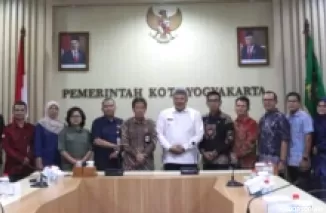 Wako Solok, Zul Elfian Umar (tengah baju putih) dan rombongan, foto bersama Pj. Wako Yogyakarta, Sugeng Purwanto dan Pejabat setempat