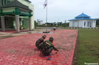 Pengecatan Paving Blok Kodim 0914/TNT Persiapan Penutupan TMMD 122